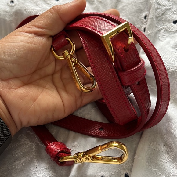 Prada saffiano M size on red..comes with dust bag,card, strap.. - Picture 3 of 7